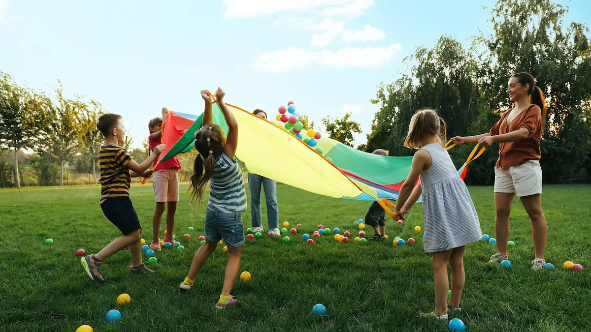 Tu cherches un job pour les vacances, pourquoi ne pas devenir animateur, animatrice ?​